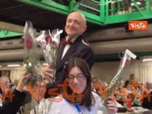 Achille Lauro regala rose rosse ai giornalisti della sala stampa