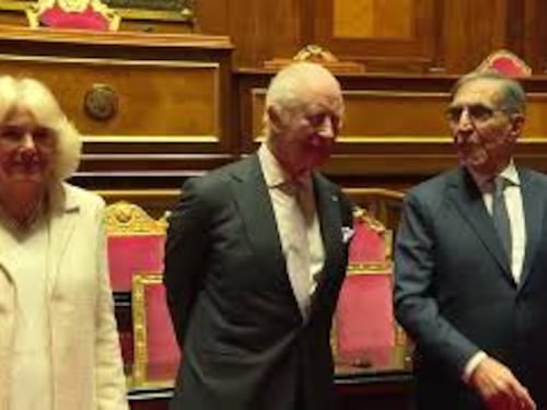 La Russa consegna in Senato la "martinella", la campanella di Palazzo Madama, ai Reali d'Inghilterra