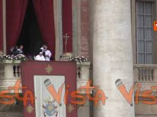 Pasqua 2025, Papa Francesco lascia la loggia di San Pietro salutato dall'applauso dei fedeli