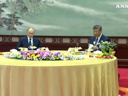 Xi e Putin bevono il tè prima della parata militare