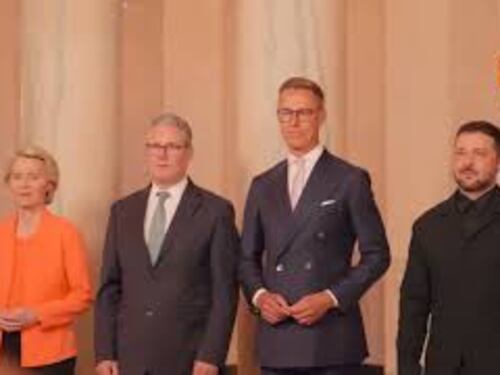 Macron con la mano in tasca, l'irrituale posa per la foto di gruppo con Trump e i leader Ue