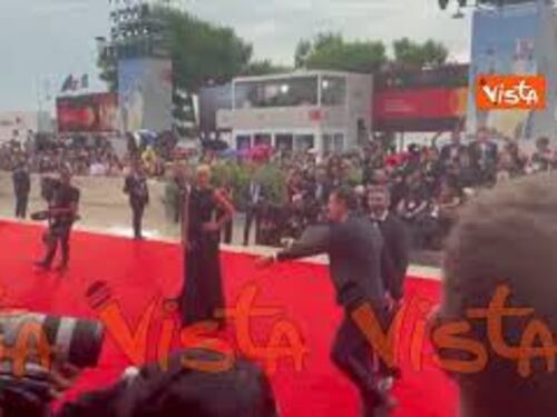 Venezia 82, Yuri Ancarani elegantissimo sul red carpet sorprende i fotografi con lo smalto rosso