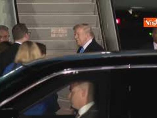 Trump e Melania arrivati a Fiumicino con l'Air Force One per i funerali di Papa Francesco