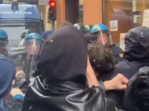 Bologna, scontro tra collettivi e poliziotti all'inaugurazione dell'anno accademico