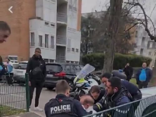 La polizia cura uno dei feriti dell'attentato a Mulhouse