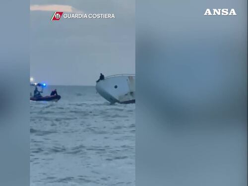 Peschereccio naufraga di fronte al porto di Cesenatico