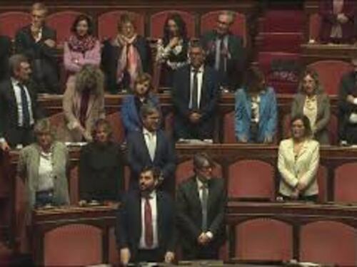 25 aprile, La Russa parla da seduto, poi si alza in piedi su richiesta di Pd e Iv: Polemica inutile