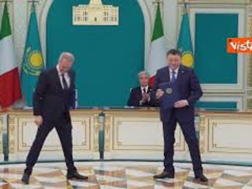 Meloni e il Presidente del Kazakistan Qasym Jomart Toqaev alla cerimonia dello scambio degli accordi
