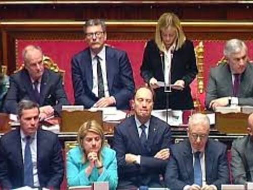 Meloni: "Al fianco di Mattarella ogni qual volta viene attaccato". La standing ovation in Senato