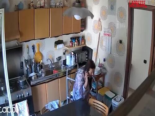 Terremoto a Napoli, il boato e il caos in cucina: la scossa ripresa da una telecamera a Pozzuoli