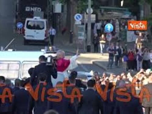 Papa Leone XIV lascia in papamobile la Basilica di San Giovanni in Laterano a Roma