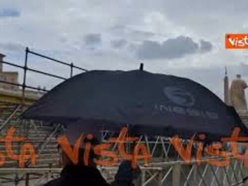 Funerali di Papa Francesco, i lavori di allestimento del palco in piazza San Pietro