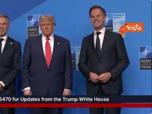 Vertice Nato, Trump si sistema la giacca per la foto di famiglia con Rutte e Schoof