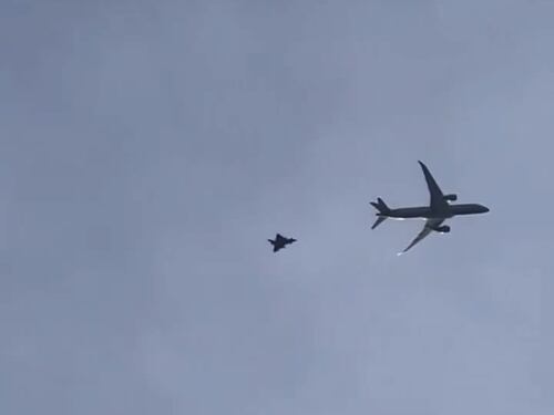 Gli Eurofighter di scorta al Boeing ripresi da Roma