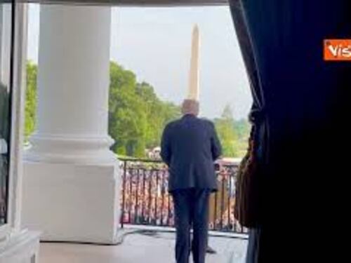 Trump si affaccia sul balcone Truman della Casa Bianca tra gli applausi, il dietro le quinte