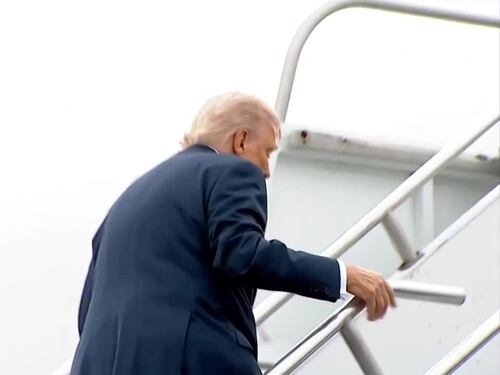 Trump e Rubio inciampano mentre salgono sull'Air Force One