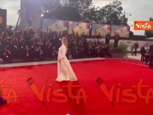 Venezia 82, Alicia Silverstone in abito bianco modello chemisier sul red carpet