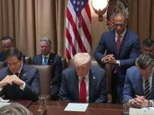 Trump presiede prima riunione di gabinetto alla Casa Bianca, che inizia con una preghiera