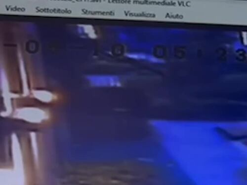 L’aggressione di Emanuele De Maria fuori dall’hotel al collega, colpito da 5 coltellate