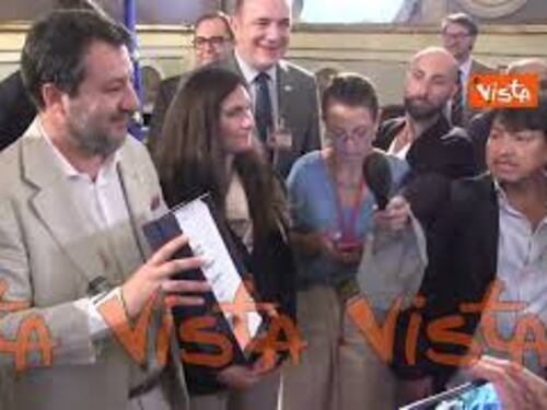 Matteo Salvini riceve il premio "Italia-Israele 2025", il momento della premiazione