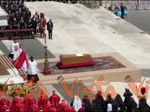 Le pagine del Vangelo sul feretro di Papa Francesco sfogliate dal vento durante i funerali