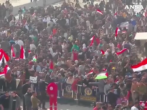 Una manifestazione al valico di Rafah contro il piano di Trump