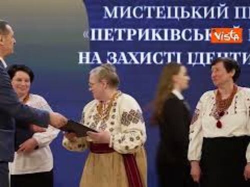 Zelensky scherza al premio Shevchenko: Scusate se non indosso un abito elegante