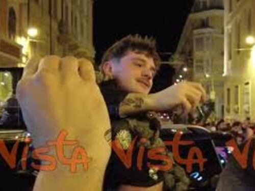 Olly esce da Ariston dopo la vittoria di Sanremo 2025, fan in delirio