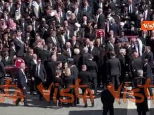 Funerali Papa Francesco, Trump incontra Von der Leyen, la stretta di mano a San Pietro