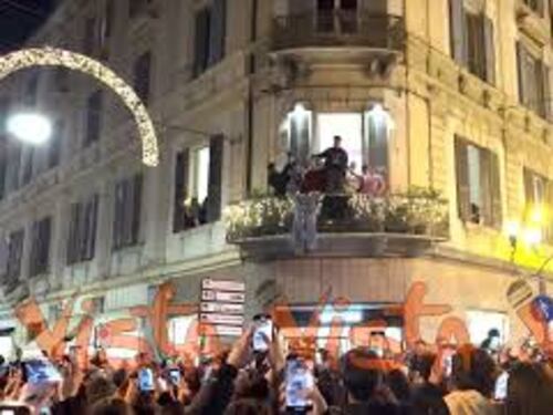 Olly si affaccia dal balcone del suo albergo e canta con i fan "Balorda nostalgia"