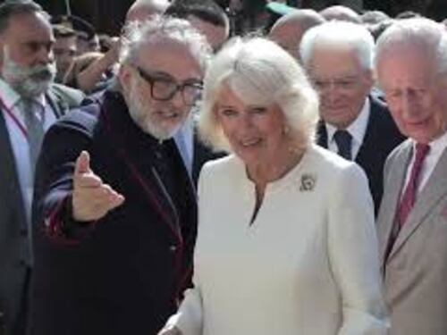 Carlo assaggia l'olio, Camilla fa la pasta fresca, poi "Romagna mia" in piazza. I reali a Ravenna