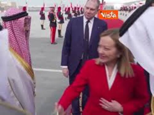 L'arrivo di Meloni in Bahrein, ultima tappa della visita nei Paesi del Golfo