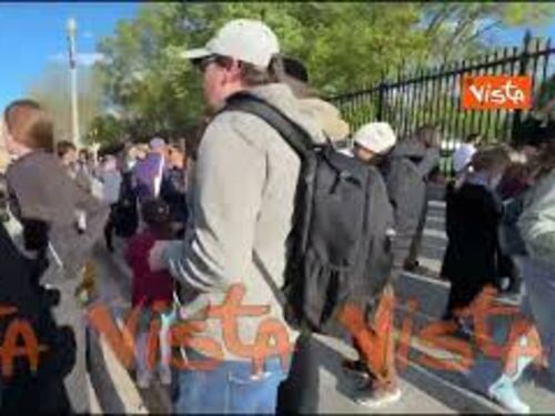 "Usa complici di genocidio", i cartelli dei manifestanti pro Gaza davanti alla Casa Bianca