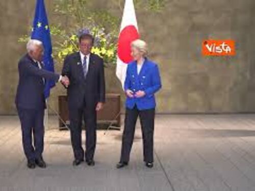 Ue-Giappone summit Tokyo, la stretta di mano Von der Leyen Costa e primo ministro giapponese Ishiba