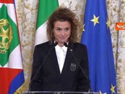 La capitana nazionale femminile di calcio Girelli si commuove mentre parla davanti a Mattarella