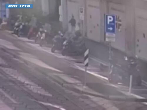 Algerino strappa le collane ad un'anziana e scappa: il video della rapina