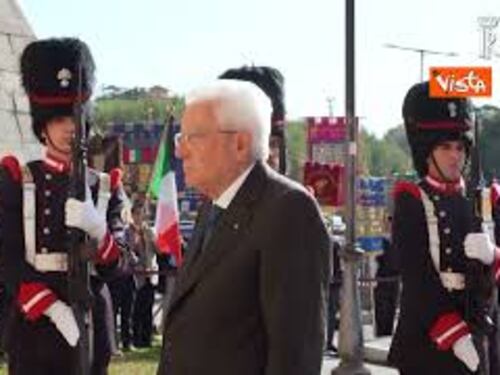 Mattarella depone due corone d alloro a Porta San Paolo e al Parco della Resistenza