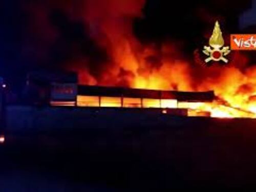 Incendio in un azienda di stoccaggio rifiuti a Teano (CE), in fiamme 40 mila metri quadrati