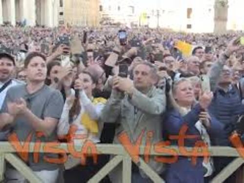 Monsignor Mamberti annuncia "habemus Papam", l'ovazione di fedeli e curiosi in piazza San Pietro