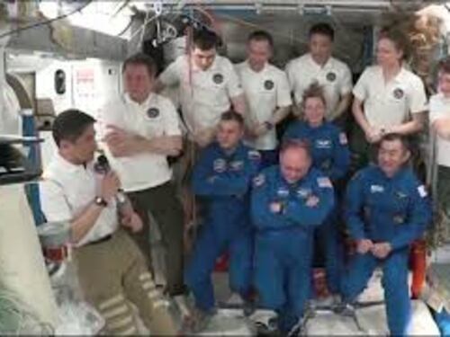 La Crew Dragon 11 arriva alla Stazione Spaziale Internazionale, la cerimonia di benvenuto