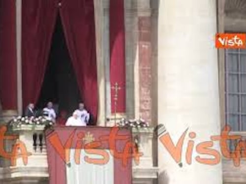 Papa Francesco si affaccia dalla loggia di San Pietro per l'Urbi et Orbi