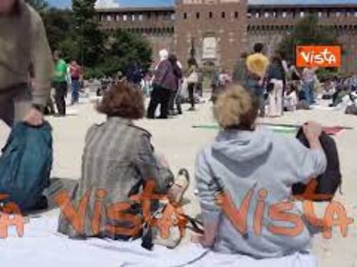 Lenzuola bianche davanti al Castello Sforzesco di Milano per la campagna '50.000 sudari per Gaza'