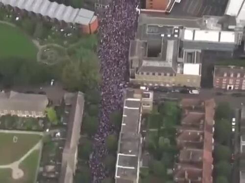 100mila in piazza a Londra in memoria di Charlie Kirk