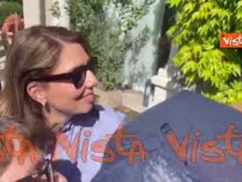 Venezia 82, Sofia Coppola firma autografi al suo arrivo al Lido