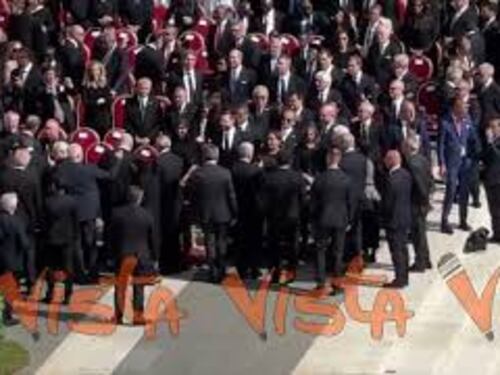 Jd Vance e la moglie seduti vicino a Mattarella alla Messa di insediamento di Papa Leone XIV