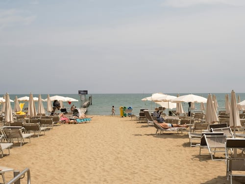 La strumentalizzazione degli ombrelloni vuoti (ma senza dati)