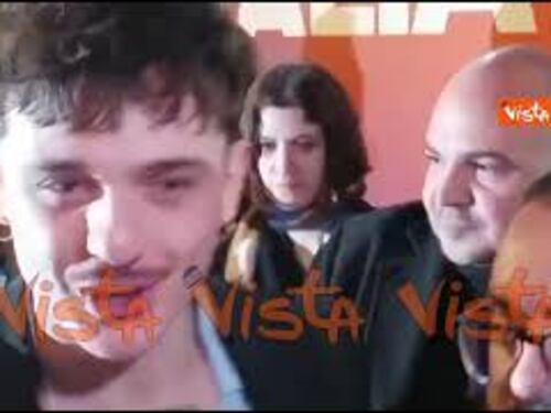 Olly vince il Festival di Sanremo. Ecco l’uscita dall’Ariston e il saluto ai fan