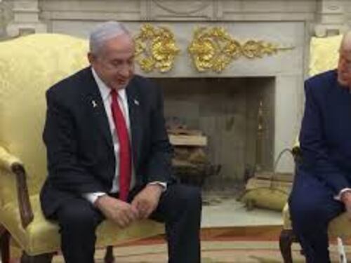 La stretta di mano tra Trump e Netanyahu nello studio ovale della Casa Bianca