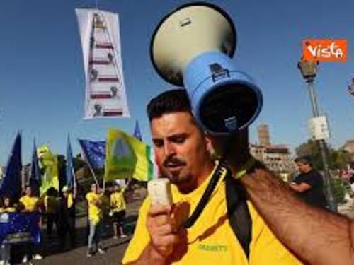 Protesta Coldiretti al Colosseo, "tecnocrazia della von der Leyen costa più dei dazi Usa". Immagini