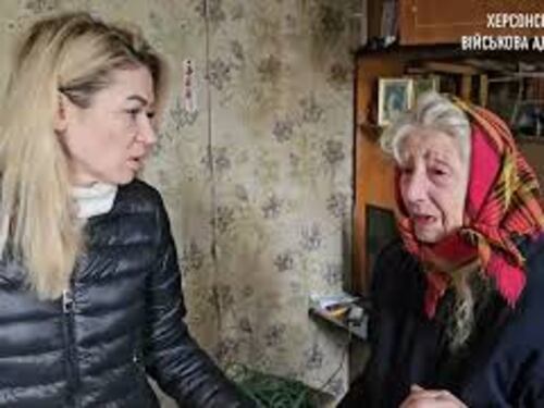 Attacchi russi a Kherson, le macerie e i soccorritori al lavoro